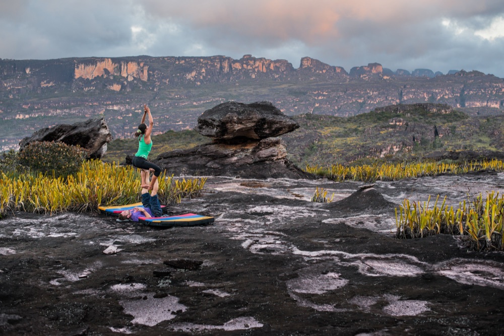 Acro yoga on the summit plateau of Auyán-tepui